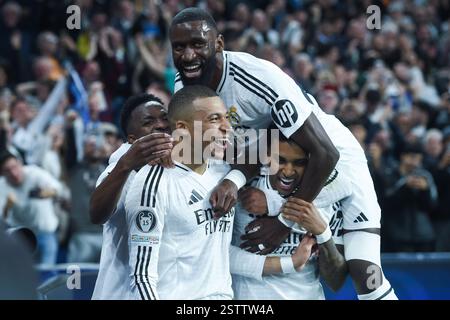 Madrid, Spagna. 19 febbraio 2025. I giocatori del Real Madrid festeggiano un gol durante la fase di eliminazione della UEFA Champions League partita di andata e ritorno tra il Real Madrid e il Manchester City a Madrid, Spagna, il 19 febbraio 2025. Crediti: Gustavo Valiente/Xinhua/Alamy Live News Foto Stock