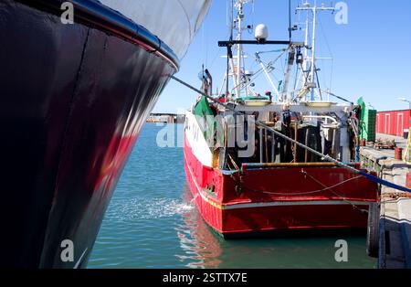 Laesoe, Danimarca: Peschereccio da traino Stern nel porto peschereccio di Oesterby Havn in una giornata di sole ad agosto Foto Stock