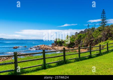 Estate in riva al mare a Bermagui nella contea di Eurobadalla sulla costa meridionale del nuovo Galles del Sud, Australia. Foto Stock