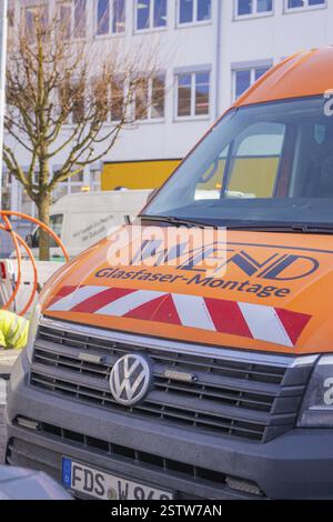 Trasportatore aziendale con etichettatura in fibra ottica in ambiente urbano, Wend Glasfasermontage installazione di tubi per cavi in fibra ottica, Messkirch, S. Foto Stock