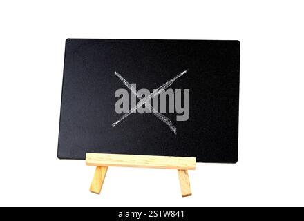 Lavagna con simbolo "X": Un primo piano di una lavagna in miniatura, con una "X" bianca nitida sulla superficie. Foto Stock