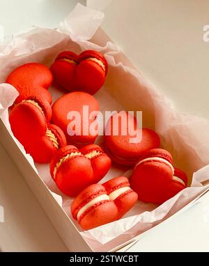 Macaron rossi a forma di cuore nella scatola bianca Foto Stock