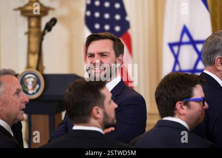 Il vicepresidente J.D. Vance saluta i partecipanti poco prima che il presidente Donald J. Trump tenga una conferenza stampa congiunta alla Casa Bianca con il primo ministro israeliano Benjamin Netanyahu il 4 febbraio 2025. Questa è la prima conferenza stampa congiunta di Trump con un leader straniero nel suo secondo mandato. (Foto di Joshua Sukoff/Medill News Service/Sipa USA) Foto Stock