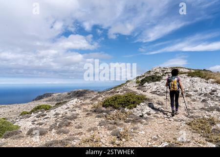 Donna di mezza età che cammina lungo il sentiero Foto Stock