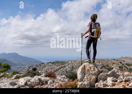 Donna di mezza età che cammina lungo il sentiero Foto Stock