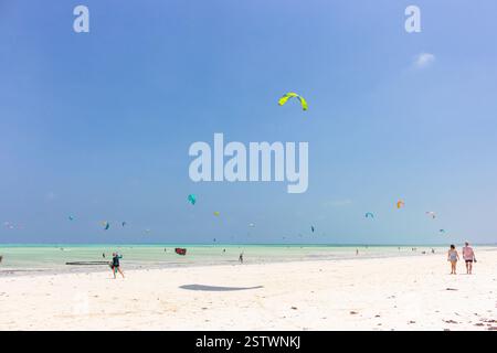 Kite surf sulla spiaggia tropicale, bassa marea. Kite surfisti sul mare. Vista panoramica dell'Oceano Indiano con kite board, Zanzibar, spiaggia di Paje. Concetto di persone attive Foto Stock