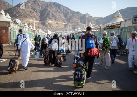 La Mecca, Arabia Saudita - 18 giugno 2024: I pellegrini provenienti dalla Malesia lasciano il sito di pellegrinaggio di Mina, continuando il loro pellegrinaggio alla Mecca in Arabia Saudita. Foto Stock