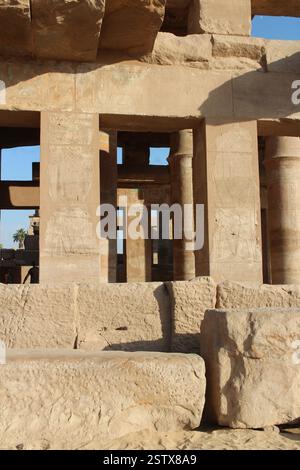 Colonne e colonne nella sala Festival di Thutmose III nel complesso del tempio di Karnak, Luxor, Egitto Foto Stock