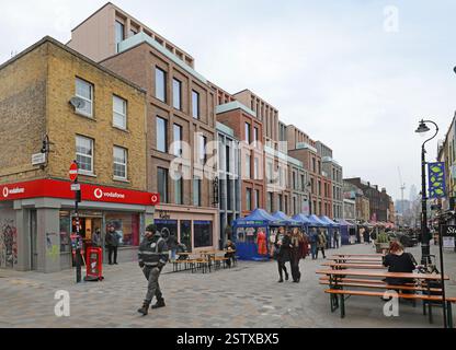 Lower Marsh Street Market vicino alla stazione di Waterloo, Londra, Regno Unito. Pranzo invernale intenso. Foto Stock