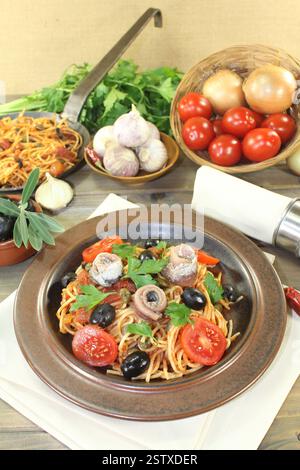 Spaghetti alla puttanesca Foto Stock