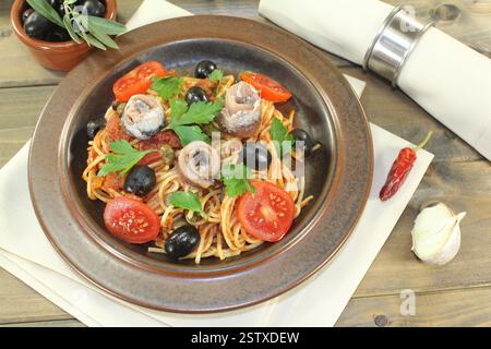 Spaghetti alla puttanesca Foto Stock