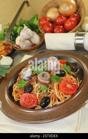 Spaghetti alla puttanesca Foto Stock