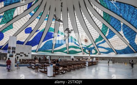 Navata con angeli, cattedrale metropolitana di nostra Signora di Aparecida, patrona del Brasile, progettata da Oscar Niemeyer Brasilia, Brasile Foto Stock