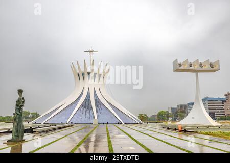 Cattedrale metropolitana di nostra Signora di Aparecida, patrona del Brasile, + Campanile, progettata da Oscar Niemeyer Brasilia, Brasile Foto Stock