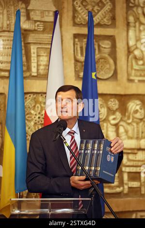 IVANO-FRANKIVSK, UCRAINA - 18 FEBBRAIO 2025 - il capo del Consiglio regionale Ivano-Frankivsk Oleksandr Sych partecipa al ricevimento in occasione dell'apertura del Consolato Onorario della Repubblica Ceca nelle regioni Ivano-Frankivsk e Chernivtsi, Ivano-Frankivsk, Ucraina occidentale. (Foto di Yurii Rylchuk/Ukrinform) Foto Stock
