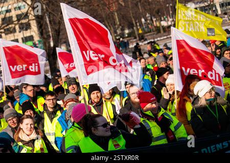 Berlino, Germania. 20 febbraio 2025. Membri di varie professioni tengono bandiere Verdi in un raduno organizzato dall'unione di servizio Verdi di fronte ai Rotes Rathaus. La manifestazione si svolge in occasione dello sciopero di 48 ore dell'unione Verdi alle compagnie di trasporto pubblico di Berlino. Credito: Carsten Koall/dpa/Alamy Live News Foto Stock