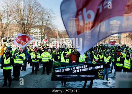 Berlino, Germania. 20 febbraio 2025. Membri di varie professioni tengono bandiere Verdi in un raduno organizzato dall'unione di servizio Verdi di fronte ai Rotes Rathaus. La manifestazione si svolge in occasione dello sciopero di 48 ore dell'unione Verdi alle compagnie di trasporto pubblico di Berlino. Credito: Carsten Koall/dpa/Alamy Live News Foto Stock