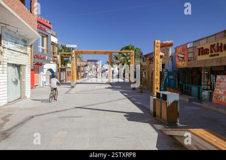 Passeggiata lungo il lungomare di Dahab, Dahab, Egitto Foto Stock
