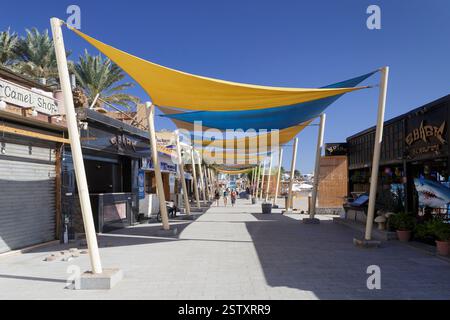 Passeggiata lungo il lungomare di Dahab, Dahab, Egitto Foto Stock