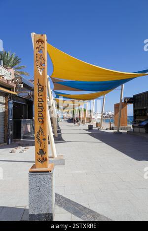Passeggiata lungo il lungomare di Dahab, Dahab, Egitto Foto Stock