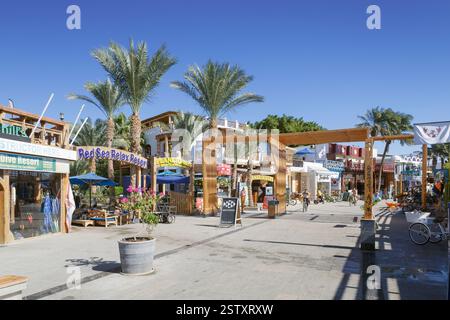Passeggiata lungo il lungomare di Dahab, Dahab, Egitto Foto Stock