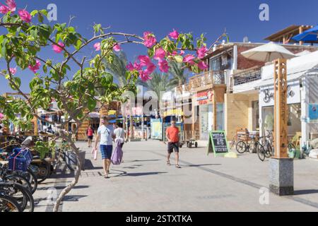 Passeggiata lungo il lungomare di Dahab, Dahab, Egitto Foto Stock