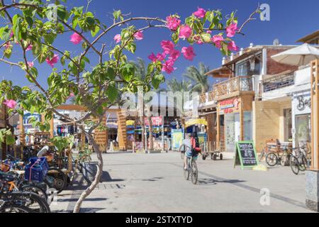 Passeggiata lungo il lungomare di Dahab, Dahab, Egitto Foto Stock