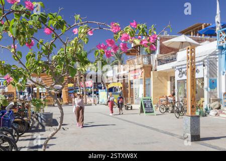 Passeggiata lungo il lungomare di Dahab, Dahab, Egitto Foto Stock
