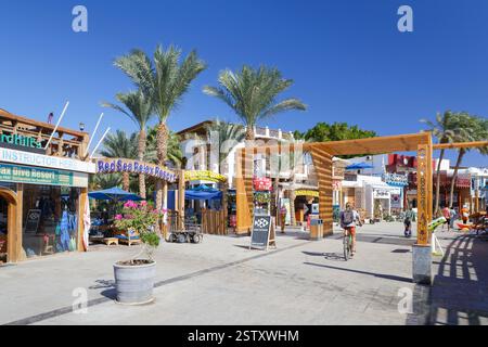 Passeggiata lungo il lungomare di Dahab, Dahab, Egitto Foto Stock