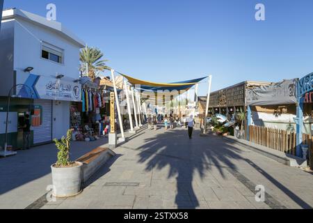 Passeggiata lungo il lungomare di Dahab, Dahab, Egitto Foto Stock