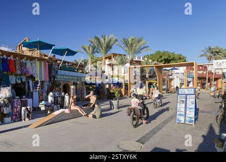 Passeggiata lungo il lungomare di Dahab, Dahab, Egitto Foto Stock