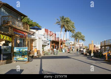 Passeggiata lungo il lungomare di Dahab, Dahab, Egitto Foto Stock