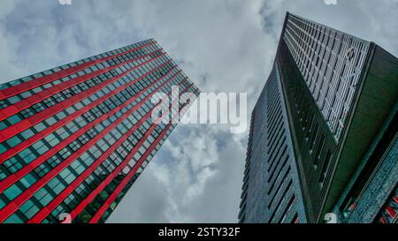 Vivi l'atmosfera surreale di Rotterdam guardando verso l'alto sotto l'iconico grattacielo della Mela Rossa. Foto Stock