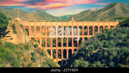 Vista dell'acquedotto (El Acueducto del Aguila) a Nerja, Malaga, Spagna Foto Stock