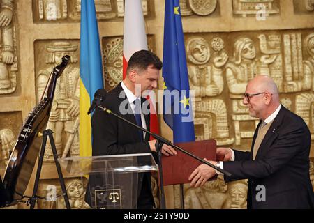 Non esclusivo: IVANO-FRANKIVSK, UCRAINA - 18 FEBBRAIO 2025 - Console Onorario della Repubblica Ceca Andrii Levkovych e Ambasciatore straordinario e. Foto Stock