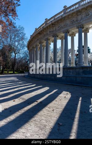 Il grande stagno del Parco El Retiro a Madrid. Il bellissimo punto focale del parco è questo monumento ad Alfonso XII e un colonnato semicircolare di colonne ioniche. Foto Stock