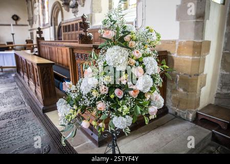 Bella mostra di fiori presso la chiesa di San Pietro e San Paolo, Wadhurst, East Sussex Foto Stock