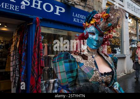 Scottish Storytelling Centre, Edimburgo, Scozia, Regno Unito, 20 febbraio 2025. Festival dei melograni: Il tema di quest'anno sono le maschere; le maschere veneziane del carnevale di Lorraine Pritchard saranno esposte allo Scottish Storytelling Centre. Nella foto: Lorraine Pritchard indossa un abito disegnato dalla designer scozzese Alison HARM. Crediti: Sally Anderson/Alamy Live News Foto Stock