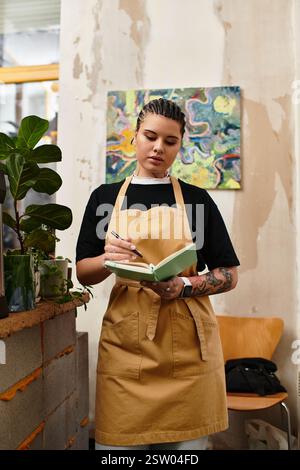 Una giovane donna si trova in un bar, che mette in risalto le note con un look mirato, circondato dalla creatività. Foto Stock