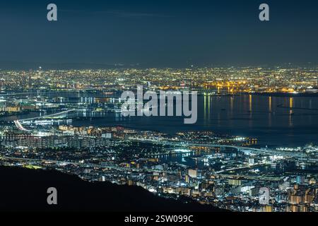 Vista notturna del centro di Osaka e della baia di Osaka dal Rokkoyama Tenrandai nella città di Kobe, prefettura di Hyogo, Giappone Foto Stock
