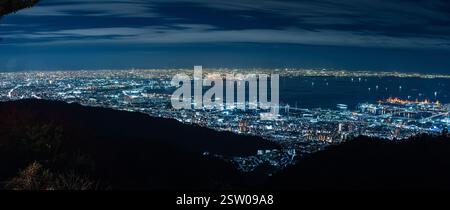 Vista notturna di Osaka e della città di Kobe e dell'isola di Rokko da Rokkoyama Tenrandai nella città di Kobe, prefettura di Hyogo, Giappone Foto Stock