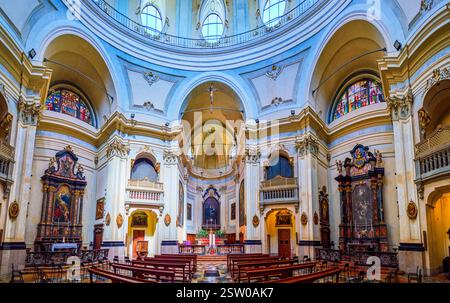 MILANO, ITALIA - 11 APRILE 2022: Panorama dell'interno della Chiesa di San Bernardino alle ossa, l'8 aprile a Milano Foto Stock