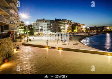 S'Illot, Cala Moreia, prima linea di hotel al tramonto, Son Servera, Maiorca, Isole Baleari, Spagna. Foto Stock