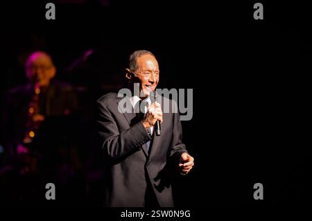 Fort Lauderdale, Stati Uniti. 19 febbraio 2025. Paul Anka si esibisce a Fort Lauderdale, Florida, il 19 febbraio 2025. L'esibizione faceva parte del tour All the Hits: His Way. (Foto di Geoffrey Clowes/Sipa USA) credito: SIPA USA/Alamy Live News Foto Stock