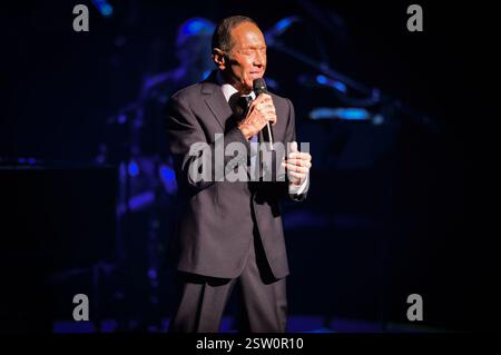 Fort Lauderdale, Stati Uniti. 19 febbraio 2025. Paul Anka si esibisce a Fort Lauderdale, Florida, il 19 febbraio 2025. L'esibizione faceva parte del tour All the Hits: His Way. (Foto di Geoffrey Clowes/Sipa USA) credito: SIPA USA/Alamy Live News Foto Stock