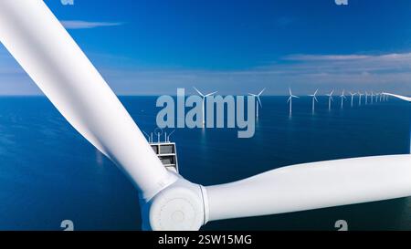 Turbine eoliche che generano energia rinnovabile in acque calme nei Paesi Bassi Foto Stock