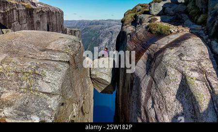 Avventurosa danza soul sul Rock nello splendido Lysefjord norvegese Foto Stock