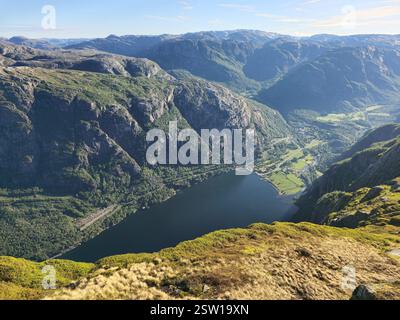 Vista maestosa sul fiordo norvegese all'alba con le lussureggianti valli verdi Foto Stock
