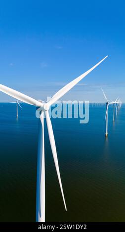 Produzione di energia sostenibile con turbine eoliche nei Paesi Bassi a Sunrise Foto Stock