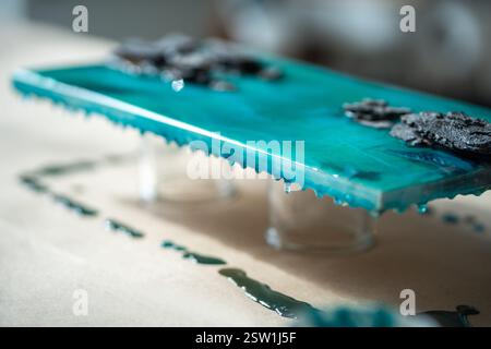 La pittura finita si asciuga dopo essere stata versata con il primo piano in resina epossidica , tecnica d'arte liquida. Art deco Foto Stock